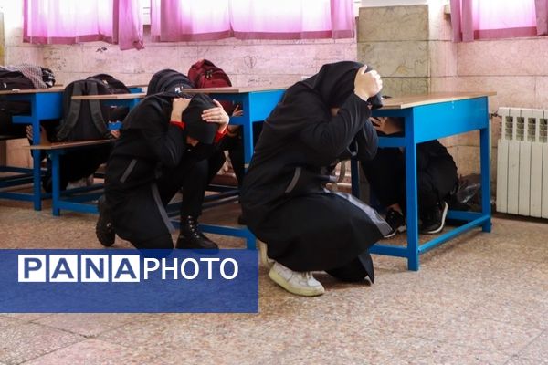 برنامه متمرکز مانور زلزله و ایمنی در دبیرستان فاطمیه شهر آببر