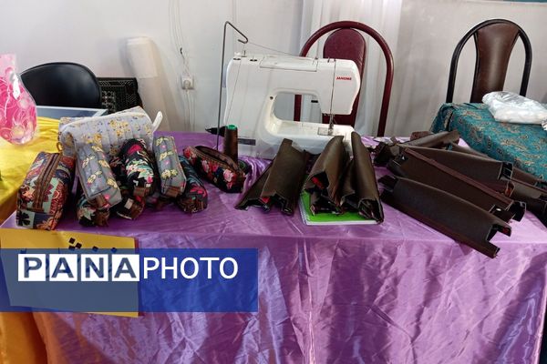 حضور دانش آموزان دبیرستان دخترانه دانش نیا در نمایشگاه صنایع دستی حوزه علمیه 