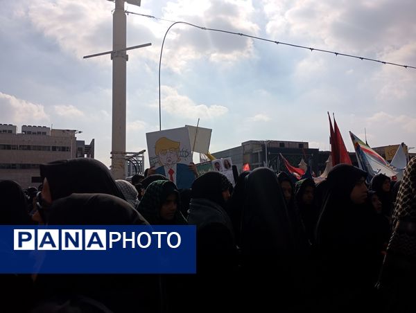 حماسه دانش‌آموزان مشهدی در روز ۱۳ آبان