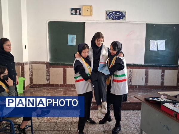 اجزای مانور زلزله تمام تشکیلاتی در دبیرستان مدرس تبریز 