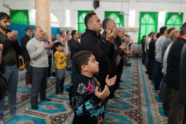 اقامه نماز عید فطر در مسجد امام حسین محمود‌آباد/فیلم 