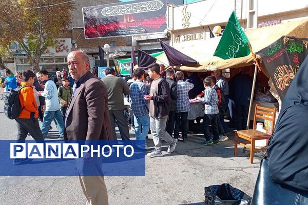 برپایی موکب پذیرایی و قاب‌های ایثار؛ از خاکریز تا بوم نقاشی در فیروزکوه