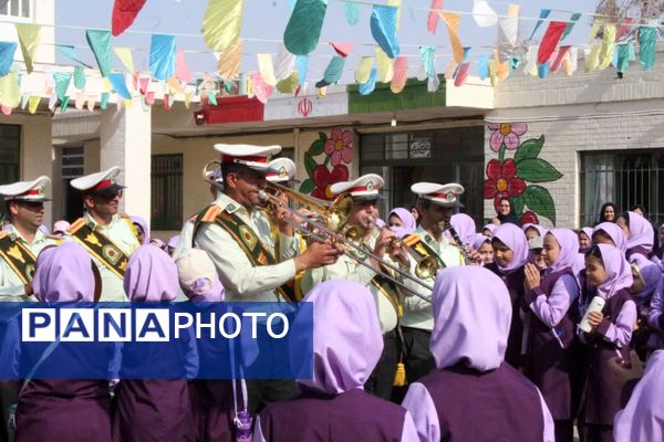 حضور پلیس در دبستان فاطمهالزهرا برای آموزش پیشگیری از آسیبهای اجتماعی