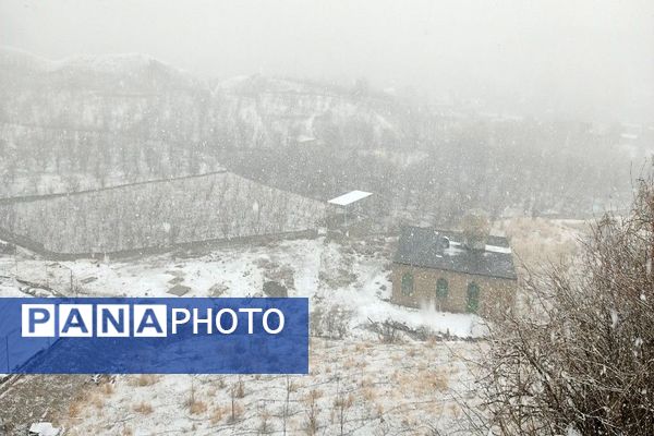 شروع اولین بارش برف زمستانی در بهمن ماه ۱۴۰۳ در شهر زیبای با‌ر