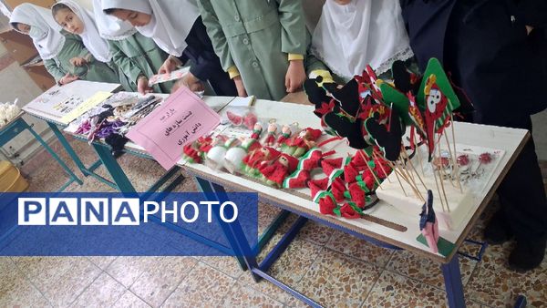 بازارچه مادر دختری با دست‌سازه‌های دانش‌آموزی 