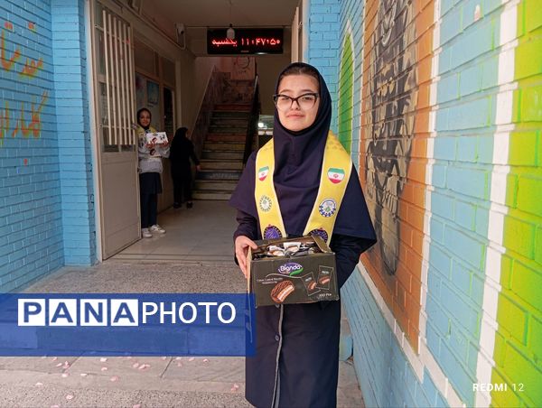 جشن تقدیر پیشتازان برگزیده پویش بوسه بر دستان مادر در دبیرستان دخترانه انقلاب اسلامی 