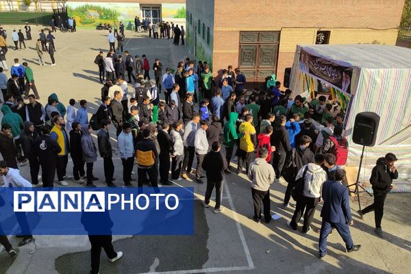 در اغنای دل‌ها هنرستان موفقیان اسلامشهر میزبان آیین فاطمیه و سفره احسان بانوی نور بود