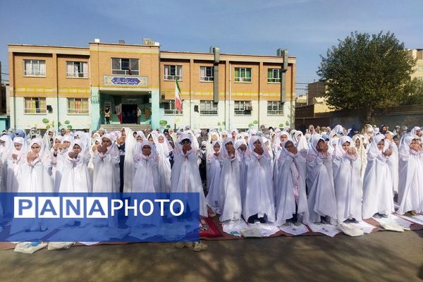 برپایی نماز جماعت مدارس کهریزک با حضور امام جمعه منطقه 