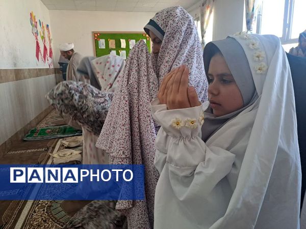نماز جماعت در نمازخانه آموزشگاه زهرا عبداللهیان ارغا 