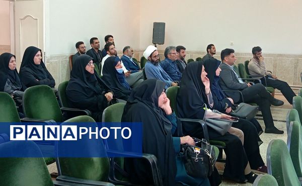 نشست توانمندسازی مدیران و مشاوران مدارس بن با محوریت پیشگیری از آسیبهای اجتماعی