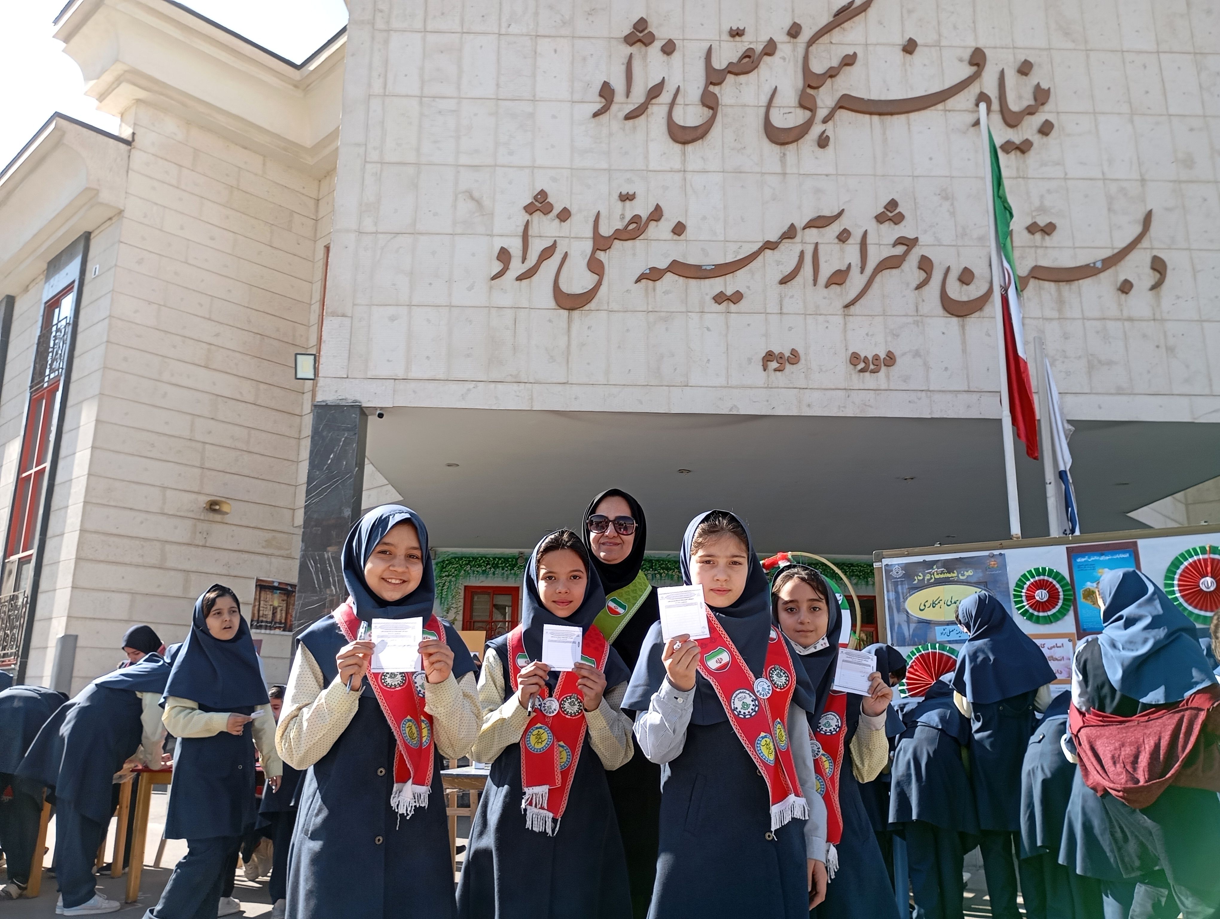 انتخابات شورای دانش آموزی در دبستان آرمینه مصلی نژاد ناحیه ۶ 