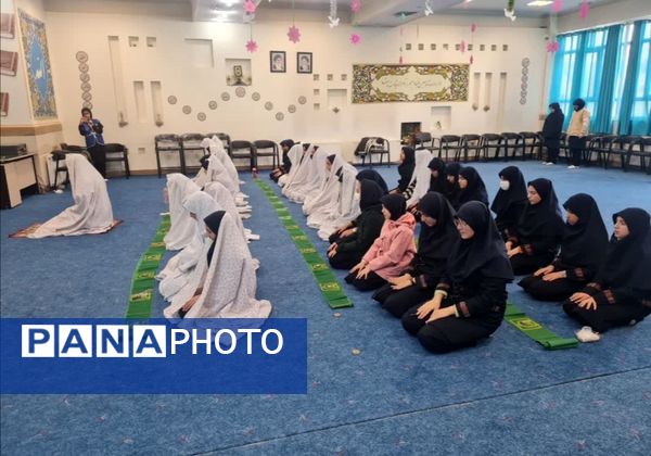 برگزاری نماز جماعت دبیرستان شهید تیمسار فلاحی ناحیه یک کرج