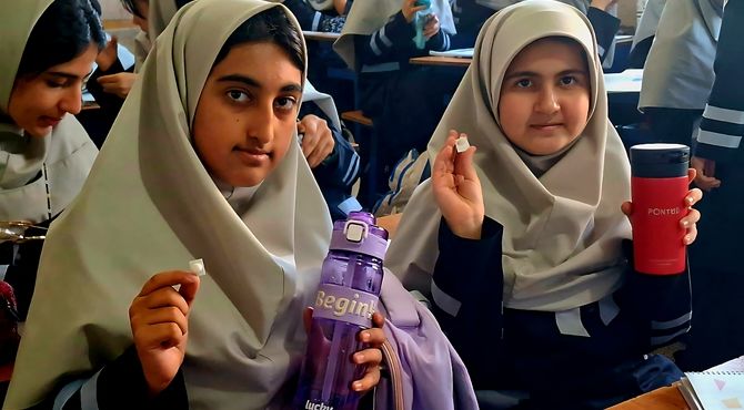 طرح توزیع قرص آهن و ویتامین دی در دبیرستان زینبیه۲ آغاز شد