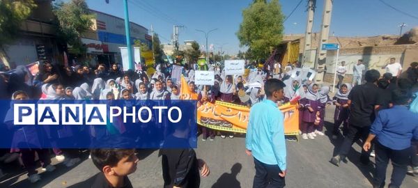 حضور پرشور دانش آموزان مدارس شهرستان خاتم در راهپیمایی ۱۳ آبان 