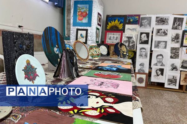 آیین افتتاحیه نمایشگاه هنری «ماها» در هنرستان شهید تاجیک بهارستان‌دو