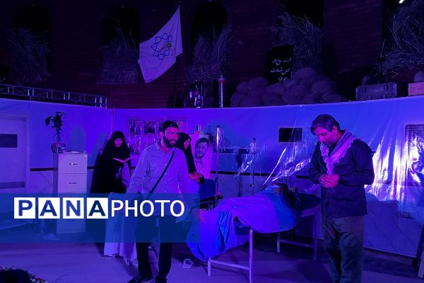 اجرای پایانی تئاتر هزار‌ و یک شب، گریزی به خاطرات جنگ دفاع مقدس، در پارک شهروند صباشهر