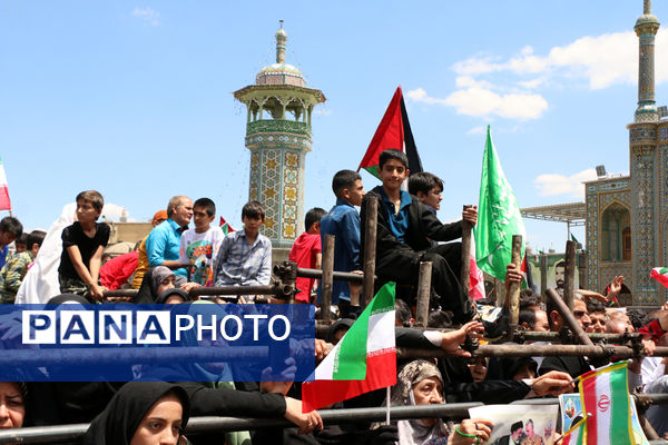 حضور پرشور نوجوانان قمی در آیین استقبال از رئیس جمهوری 