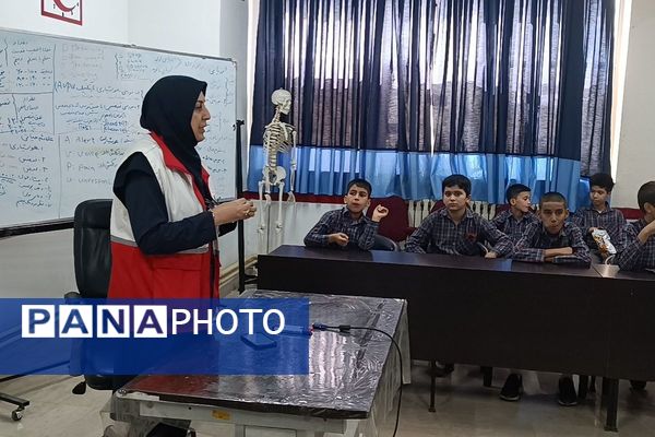بازدید دانش‌آموزان دبستان علامه طباطبایی از جمعیت هلال‌احمر پیشوا