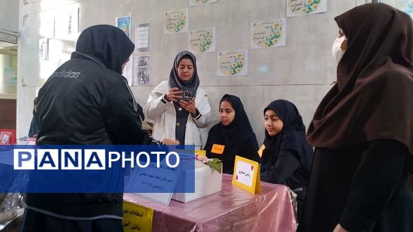 انتخابات شورای دانش آموزی در دبیرستان شاهد شهید حمامی ناحیه شش مشهد