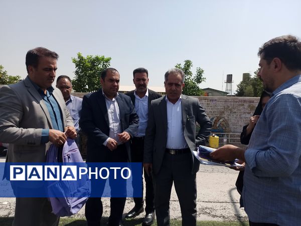 توزیع ٥٠٠ بسته کیف و لوازم التحریر میان دانش‌آموزان نیازمند در آموزش و پرورش ناحیه 3 شیراز