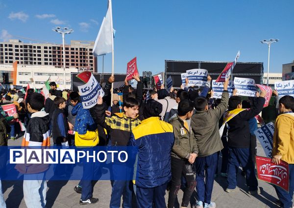 راهپیمایی ۱۳ آبان در میدان شهدا مشهد