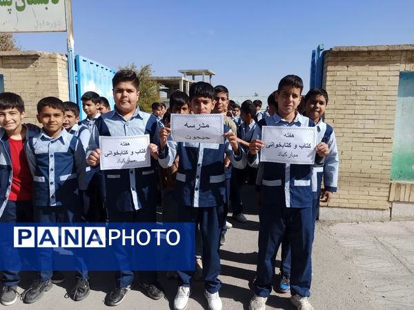 میزبانی کتابخانه امام حسین (ع) از دانش‌آموزان خاتم 