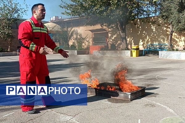 مانور پدافند غیرعامل در دبیرستان  سوده شهرستان ورامین 