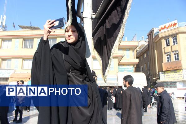 جلوه‌هایی از حضور نوجوانان در مراسم تشییع و خاکسپاری شهدای گمنام