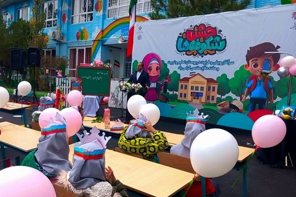 آمیختن اشک‌های دلتنگی با لبخندهای کودکانه در نخستین روز مدرسه