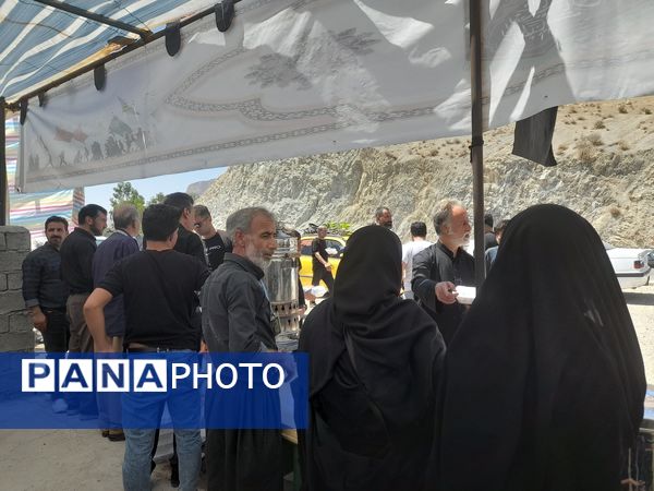 روز اربعین، در مواکب پل سیمره، خدمات‌رسانی به زائران حسینی همچنان ادامه دارد