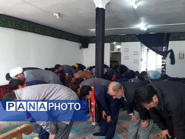 نماز پدر پسری در مدرسه دکتر توسلی