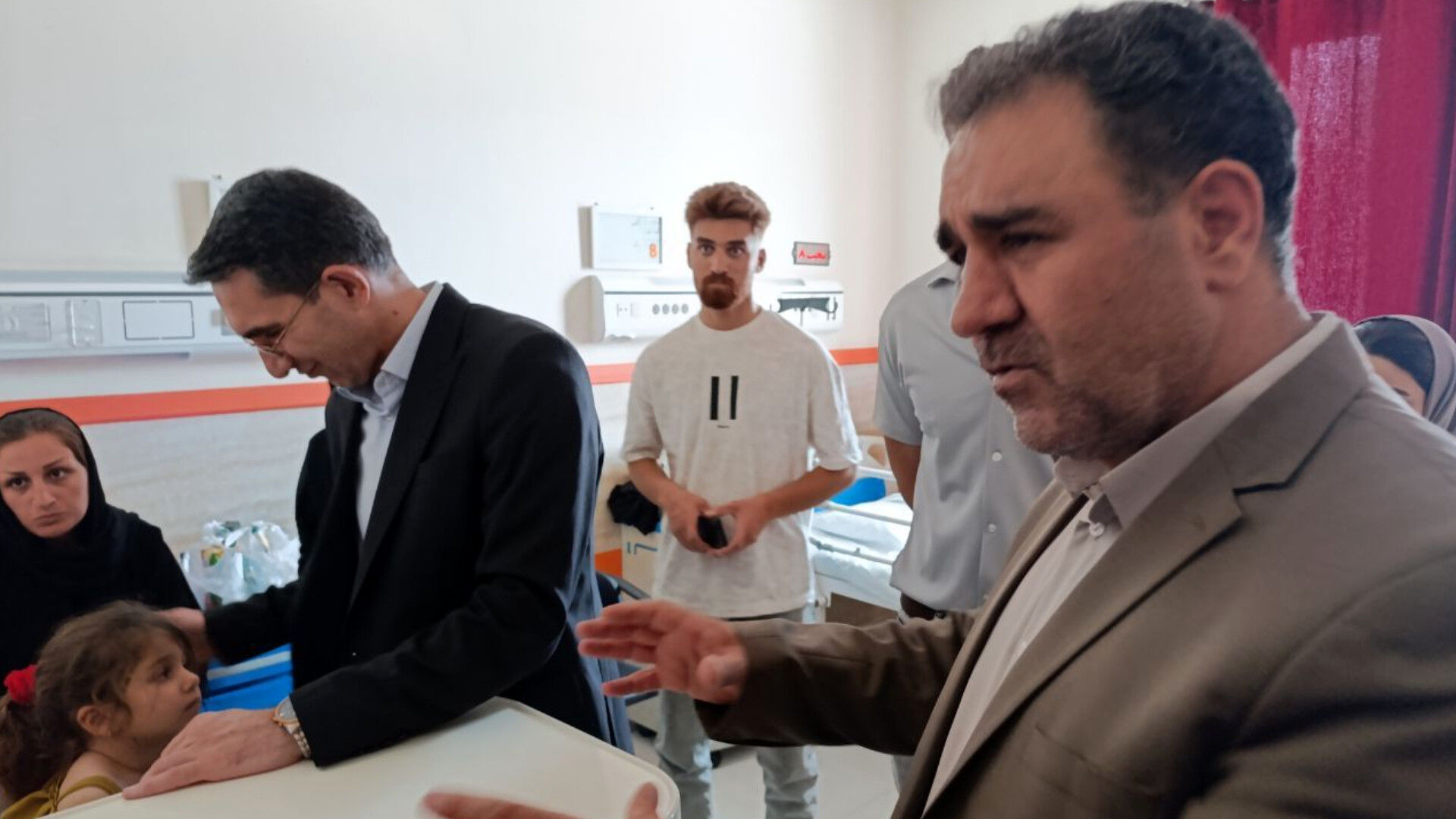 عیادت مدیرکل آموزش و پرورش لرستان از دانش‌آموزان حادثه بیرانشهر 