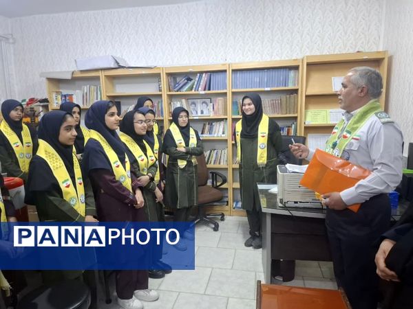 بازدید مدرسان کشوری سازمان دانش‌آموزی از دبیرستان تمام تشکیلاتی عفت