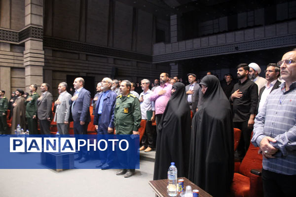 همایش تقدیر از فعالان اردوهای راهیان نور دانش‌آموزی در قم