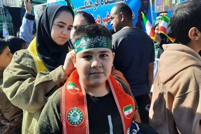 حضور پرشور مردم و دانش‌آموزان یاسوج در راهپیمایی یوم‌الله ۱۳ آبان