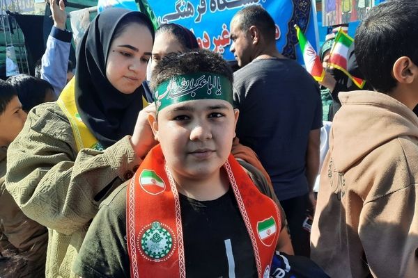 حضور پرشور مردم و دانش‌آموزان یاسوج در راهپیمایی یوم‌الله ۱۳ آبان