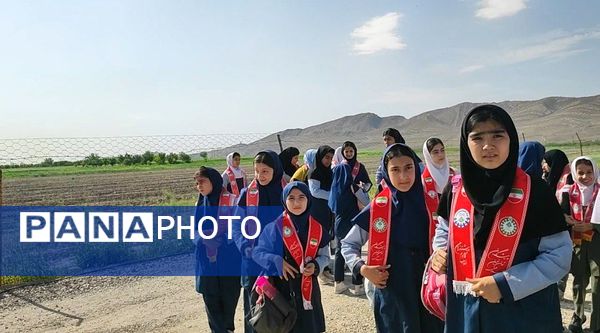 بازدید دانش‌آموزان مدرسه شهید خاقانی از گلخانه پیشه‌وران شیروان
