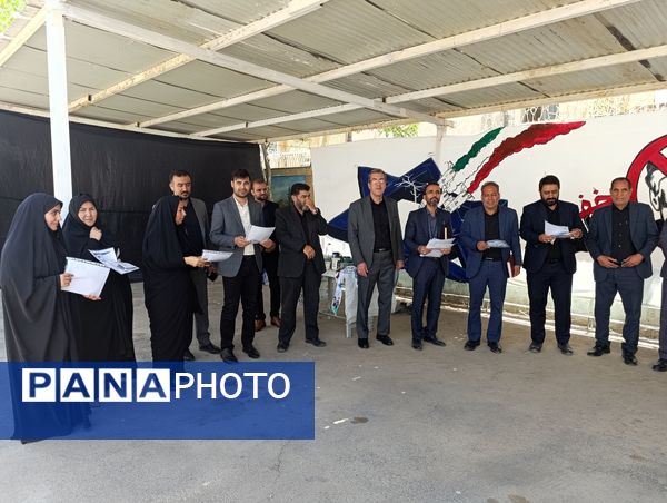 قدردانی از دانش‌آموزان فعال در نمایشگاه نقاشی حماسه حسینی 