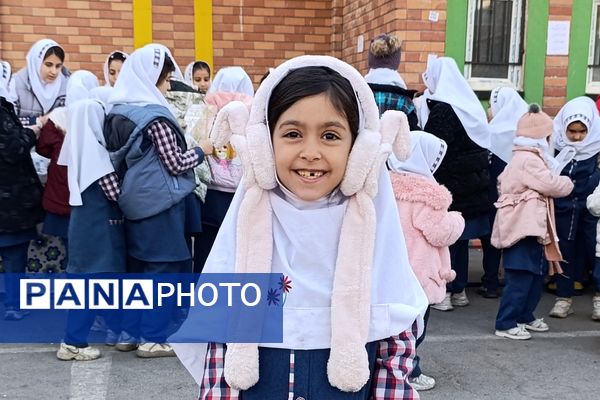 برپایی بازارچه کسب‌و‌کار در مدرسه شهدای پانزده خرداد قرچک