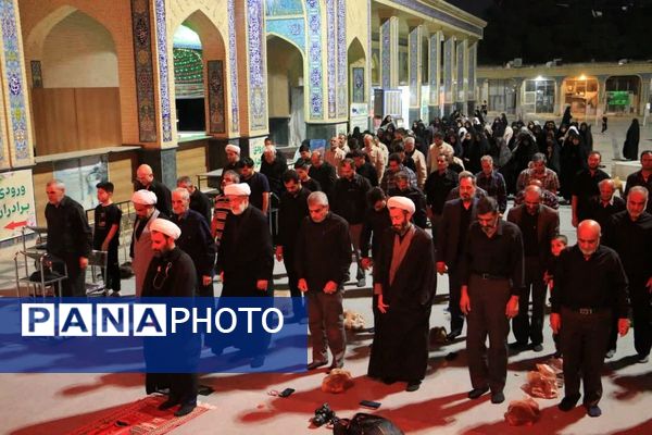 شب نهم محرم در حریم بی‌بی سکینه(س)،میزبانی از دلدادگان ابا عبدالله الحسین (ع) با نماز جماعت، نوای عزا و سفره اطعام