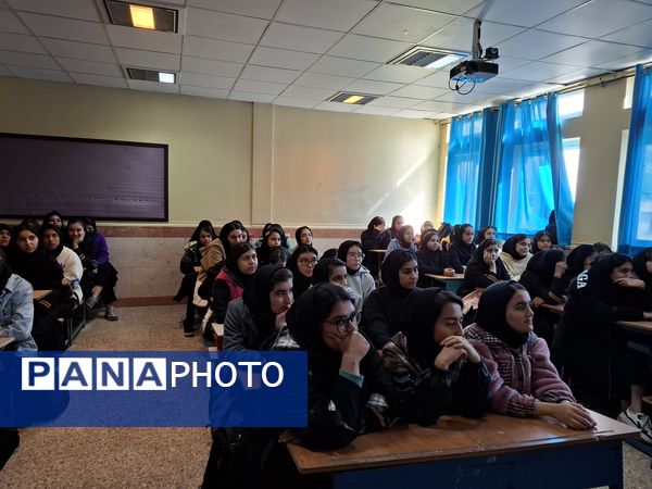 نشست دانش‌آموزی در راستای کیفیت‌بخشی به آموزش در دبیرستان دخترانه نبوت صفادشت