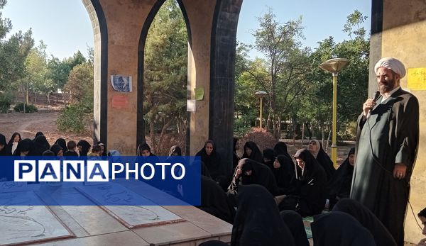 قرائت زیارت عاشورا در مزار شهدای گمنام شهر رباط‌سنگ 