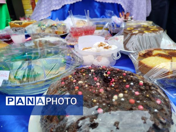 جشن روز مادر و جشنواره کیک و دسر در دبیرستان دخترانه دانشور ۲ 