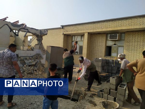 بهسازی کف مدارس خاکی رودان با همت خیرین و گروه‌های جهادی