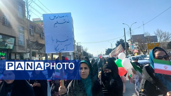 مردم غیور ملارد با حضور پرشور خود در راهپیمایی ۲۲ بهمن، ثابت کردند که همچنان پای انقلاب اسلامی ایستاده‌اند.