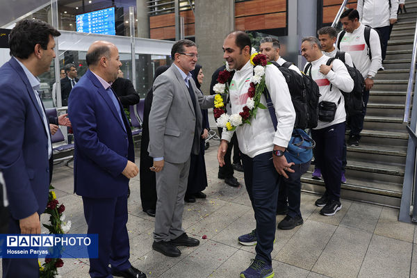 بازگشت طلایی‌پوشان بلندقامت دانش‌آموز ایران با کاپ قهرمانی