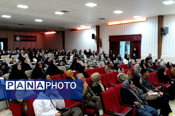 کارگاه آموزشی ویژه والدین با محوریت ارتباط موثر با نوجوانان در نیشابور