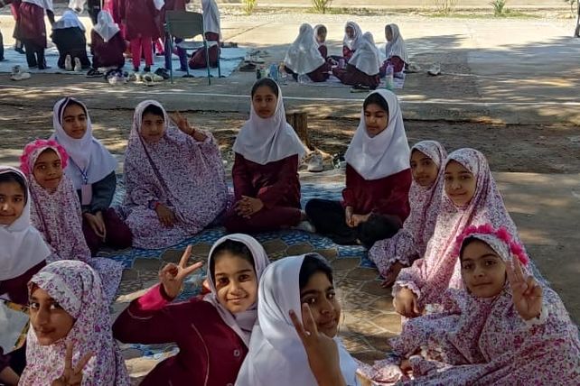 فرهنگ و شادی در جشن یلدای دانش‌آموزان دبستان مولوی فین