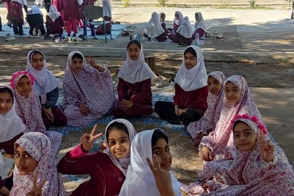 فرهنگ و شادی در جشن یلدای دانش‌آموزان دبستان مولوی فین