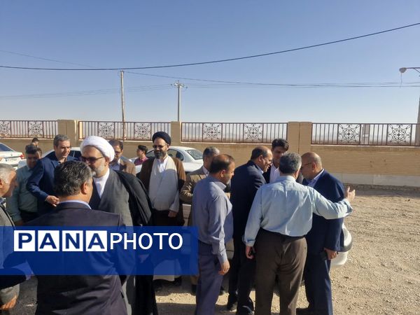 آیین کلنگ زنی پروژه آموزشی ۹ کلاسه هوشمند خیری روستای بهادران مهریز